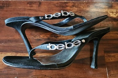 Bebe черные стринги сандалии со стразами логотип Stilleto каблук размер 7 M - Изображение 1 из 4