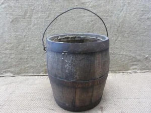 Cesta de cubo de barril de madera y hierro vintage decoración de jardín antigua en mal estado 11068 - Imagen 1 de 1
