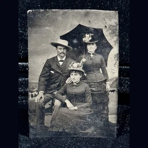 Piatto 1/6 trio elegante in tinta unita con cappelli e ombrellone antico ritratto anni 1870 circa - Foto 1 di 2