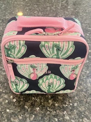 НОВЫЙ Pottery Barn Kids Маккензи Павлин Темно-синий/Розовый Классический Ланч Бокс, Моно белла - Изображение 1 из 4