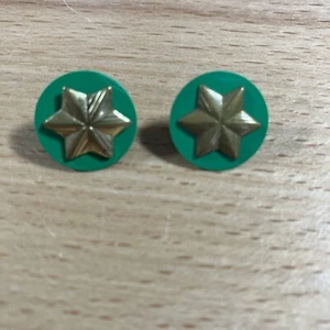 2 Vintage GS Girl Scouts Brownie Membership Star Pin Green Disc - Picture 1 of 3