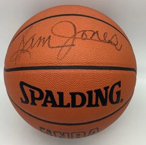 Balón de baloncesto oficial autografiado por Sam Jones Spalding NBA cuero - Imagen 1 de 7