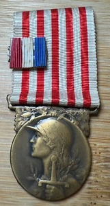 MÉDAILLE DE LA GRANDE GUERRE PAR MORLON 1914-1918 WWI  (1253) DRAPEAU FRANÇAIS - Picture 1 of 4