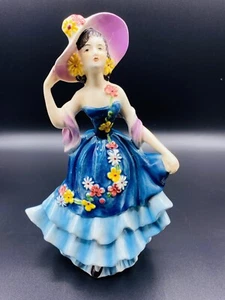 Estatuilla de Goebel de colección titulada; Las hermosas damas de la moda - Imagen 1 de 9