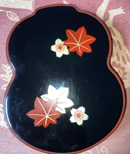 Caja de baratija cubierta de laca japonesa 5x7x1,5 en negro y rojo con flores - Imagen 1 de 6