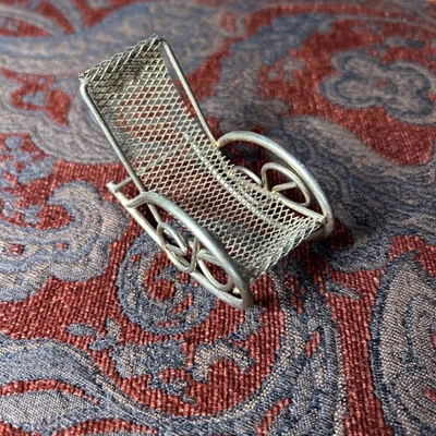 Mueble mecedora vintage miniatura de latón para sala de muñecas Foto 1 de 4