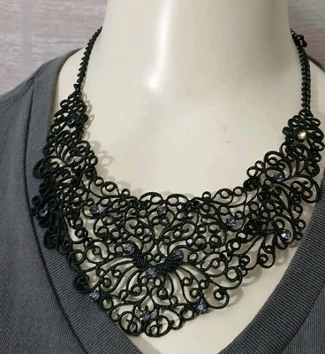 Collar de encaje negro en acero gótico victoriano esculpido con pedrería lila Foto 1 de 4