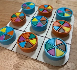 Madera TIC-TAC-TOE Trivial Pursuit Trivia Juego Hecho en EE. UU. Naranja Azul - Imagen 1 de 2