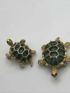 Vintage Gerry’s Sea Turtle Red Eye Green Resin Gold Tone Figural Brooch Pin Pair - Picture 1 of 13