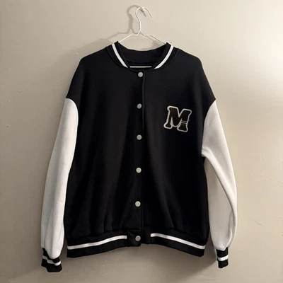 Chaqueta de béisbol universitaria para niñas negra y crema rubor abotonada acogedora estilo retro. Foto 1 de 4