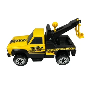Tonka Abschleppwagen gelb & schwarz Spielzeugfahrzeug robuste Konstruktion Kinder spielen - Bild 1 von 4