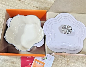 Le Creuset Cocotte Fleur Schalotte 20cm 2L Topf 2023 Blumenknopf Gusseisen 2023 Neu in OVP - Bild 1 von 11