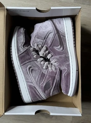WMNS NIKE AIR JORDAN 1 MID SE PÚRPURA HUMO-PÚRPURA HUMO TALLA 6.5 [DQ8397-500] NUEVO Foto 1 de 4