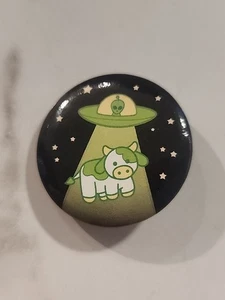 UFO ABDUCTING HIGHLAND COW- Round Button, LAPEL, BROOCH PIN Cute Cartoon - Picture 1 of 12