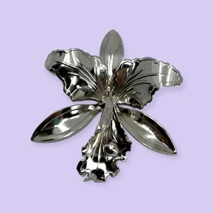 METAL ORCHID SCULPTURAL FLOWER PIN BROOCH WHIMSICAL MCM MOD SHABBY CHIC FEMININE - Picture 1 of 24