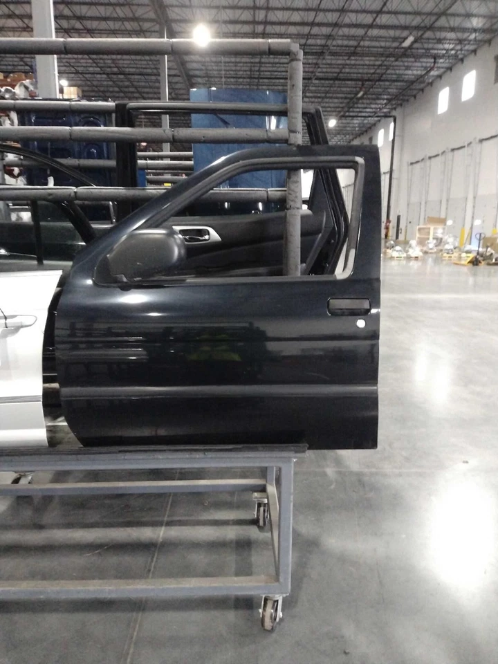 Used Front Left Door Assembly Front fits: 2004 Nissan Pathfinder w/o with mouldi — 第 1/2 张图片
