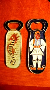 2 apribottiglie smaltate vintage Fleur-de-lis e ballerina greca/cavalluccio marino 4-4,5" L - Foto 1 di 9