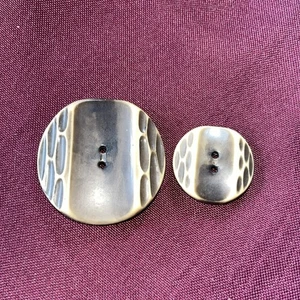 2 Vintage braune Kunststoff Mantelknöpfe Holzmaserung Optik - Bild 1 von 4