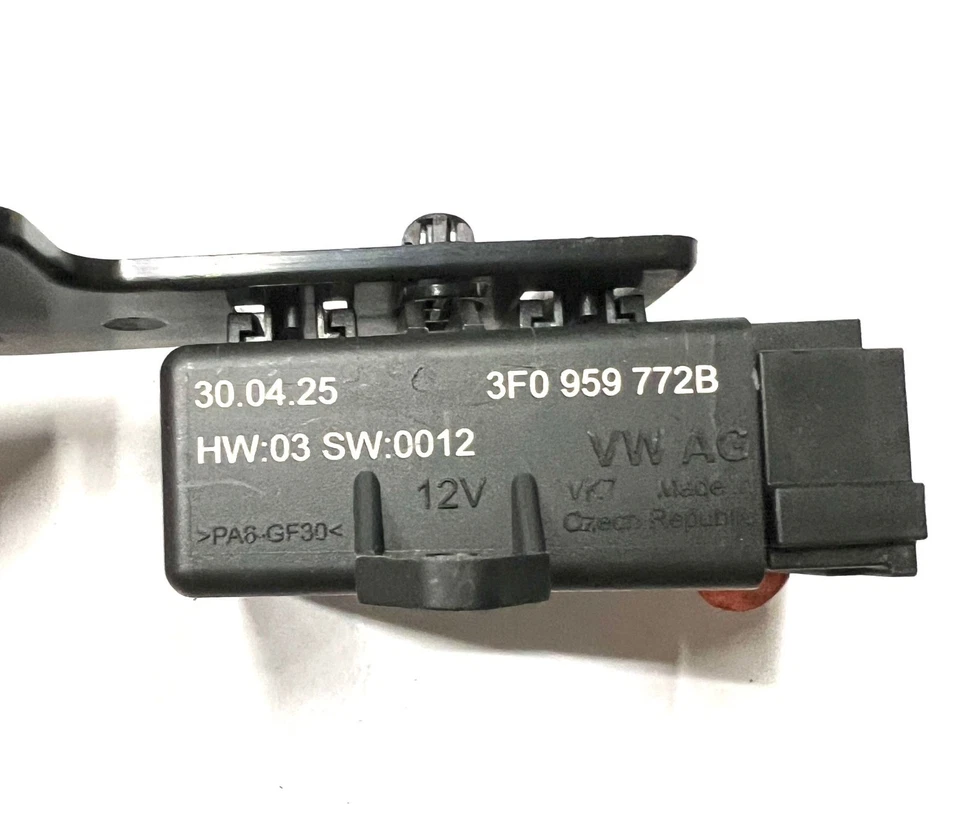 Genuine VW Transporter Caravelle driver seat heating control unit 3F0959772B - Image 1 of 1