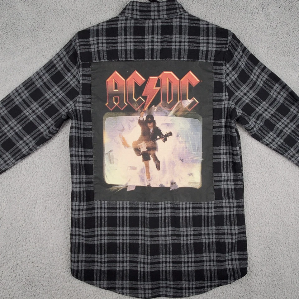 Camisa de Franela Negra AC/DC Adulto Pequeña Angus Young Back Remasterizada  Foto 1 de 4