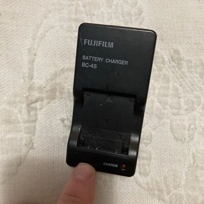 Adaptador de fuente de alimentación de CA Fujifilm BC-45 salida del cargador: 4,2 V CC 550mA          Foto 1 de 3
