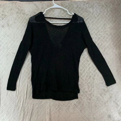 Suéter pequeño Essentials Full Tilt para mujer negro espalda abierta ligero manga 3/4 Foto 1 de 4