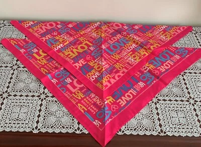 Juego de dos pañuelos rosa diseño LOVE para perro MEDIANO GRANDE atado en bufanda totalmente nuevos Foto 1 de 3