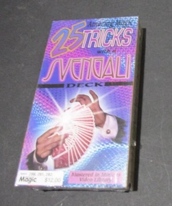 25 ERSTAUNLICHE ZAUBERTRICKS MIT EINEM SVENGALI DECK VHS BAND NEU VERSIEGELT - Bild 1 von 3