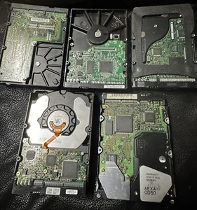 💻 LOT OF 5 OLDER HARD DRIVES * For Parts/Scrap Gold Recovery ⛏️ WEIGHT 5lb 14oz - Afbeelding 1 van 2