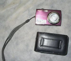 Nikon CoolPix S230 3 Zoll LCD 10 MP 3X Zoom ISO 2000 Digitalkamera und Tasche *** - Bild 1 von 2