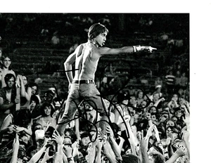 IGGY POP SIGNED STANDING ON THE CROWD 8X10 - Picture 1 of 1