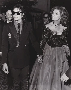 Foto de prensa tipo 1: 1987 "Rey del Pop" cantante Michael Jackson y Sophia Loren - Imagen 1 de 2