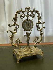 Eine Tischuhr aus Messing im Vintage/Antik Stil mit Onyx Verzierungen - Bild 1 von 4