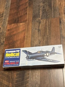 Guillow's Model Kit Grumman F6F Hellcat WW2 Fighter Factory Sealed - Bild 1 von 5