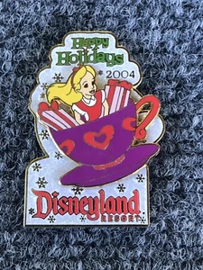 Disney Aste Disneyland Alice Paese delle Meraviglie Tazza da Tè Buone Feste 2004 LE Spilla - Foto 1 di 5