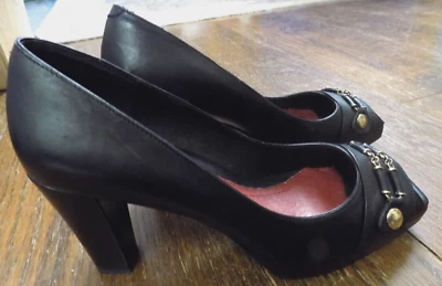 AEROSSÓIS Bombas Impagáveis 3,5" Salto Couro Peep Toe Corrente Dourada Horsebit EC 7,5 - Imagem 1 de 4