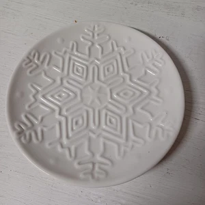 Celebrating Home Ceramic White Snowflake 3D Embossed Plate 6.5" Diam - Picture 1 of 4