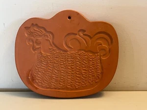 VINTAGE BENNINGTON POTTERS HUHN HENNE UNTERSETZER TERRAKOTTA WANDBEHANG KEKSFORM - Bild 1 von 4
