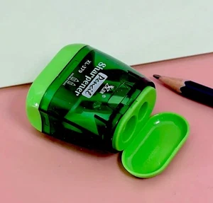 Doppelloch Bleistiftspitzer - Buntstift & Bleistift kompatibel, Farbe Grün - Bild 1 von 7