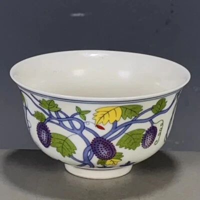 Taza de té china Ming azul y blanco con patrón de frutas de porcelana Doucai de 3,15 pulgadas Foto 1 de 4