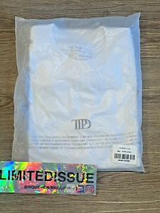 Taylor Swift Capital One exklusives THE TORTURED POETS DEPARTMENT T-Shirt neu mit Etikett - Bild 1 von 5