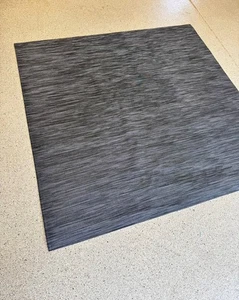 Alfombra de piso tejida Chilewich “Reed Ash” alfombrilla de silla 63”x63” gris carbón - Imagen 1 de 7