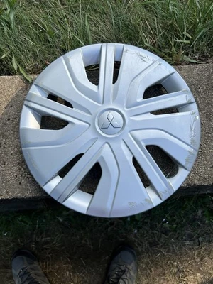 cracked 17 18 19 20 21 MITSUBISHI MIRAGE used 14" Oem wheel cover hub cap 57597 Foto 1 de 4