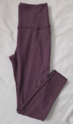 Beyond Yoga | Talla Grande | Leggings Púrpura Cintura Alta Ojo Espaciado Fuera del Bolsillo Foto 1 de 4