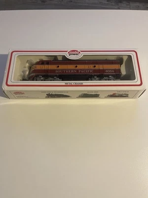 Model Power HO Scale Southern Pacific Diesel Locomotive #6054 – Metal Chassis - Image 1 of 2