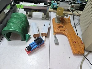 TOMY Thomas Trackmaster Blue/Gray Track & Train Risers Straight Curve w/Extra - Picture 1 of 24
