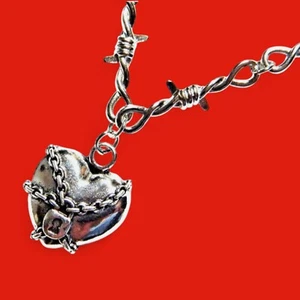 COLLAR DE CORAZÓN CAPTURADO ALAMBRE DE PÚAS eslabón de cadena colgante punk grunge gótico I6 - Imagen 1 de 5