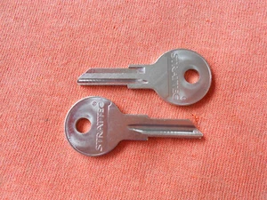 2 PETERBILT TRUCK SEMI KEY BLANKS 1981 - 1998 - Bild 1 von 2