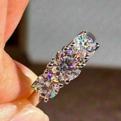 Anillo de tres piedras de moissanita natural corte redondo de 3,00 quilates enchapado en oro blanco de 18 quilates Foto 1 de 4