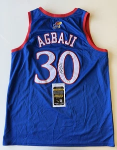 Camiseta deportiva autografiada de Ochai Agbaji Kansas Jayhawks certificado de autenticidad JSA - Imagen 1 de 3